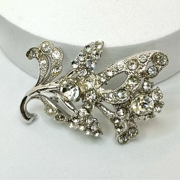 VINTAGE - Ornate Rhinestone Brooch with Intricate Floral Design - Picture 1 of 10